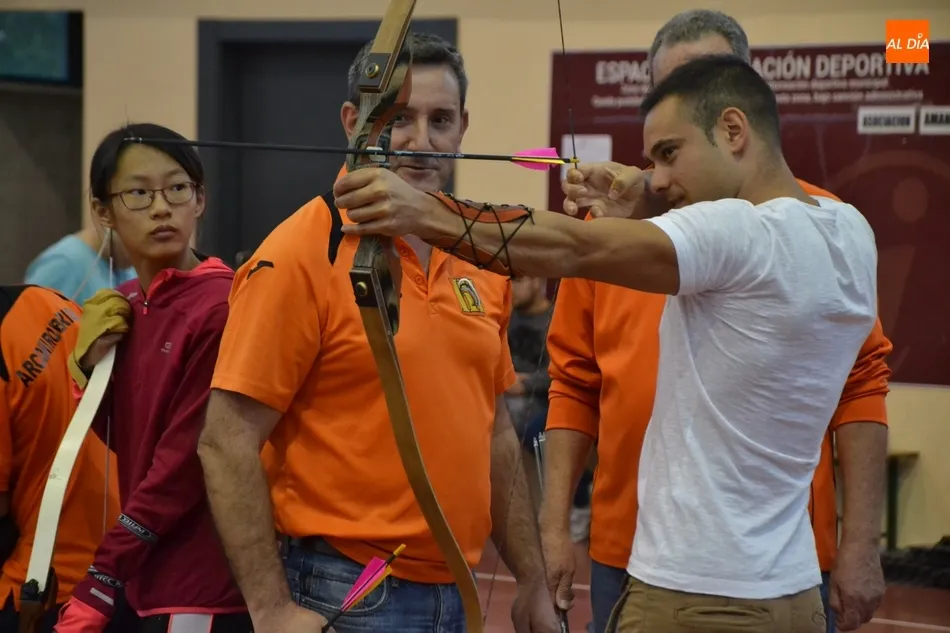 Foto 10 - V&iacute;ctor G&oacute;mez y Paola Mart&iacute;n visitan la Escuela de Tiro con Arco anim&aacute;ndose a lanzar  