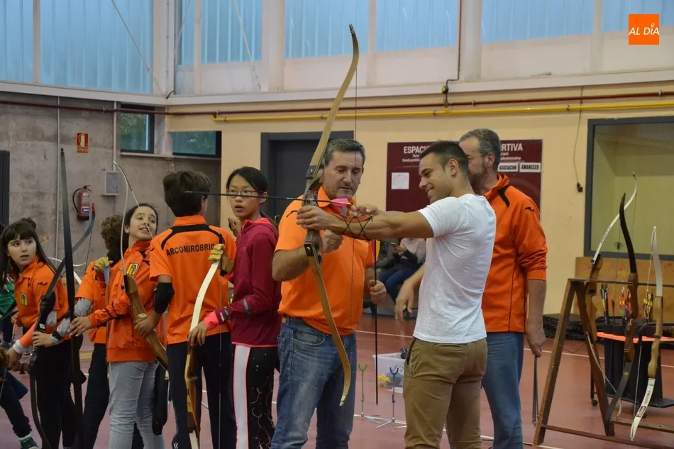 Foto 11 - V&iacute;ctor G&oacute;mez y Paola Mart&iacute;n visitan la Escuela de Tiro con Arco anim&aacute;ndose a lanzar  