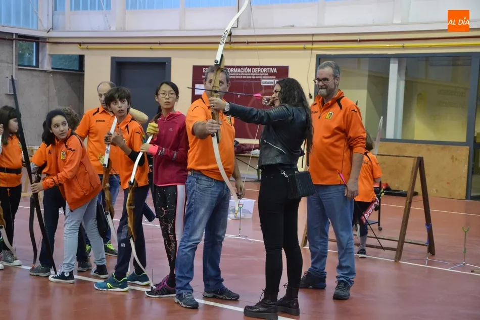Foto 6 - V&iacute;ctor G&oacute;mez y Paola Mart&iacute;n visitan la Escuela de Tiro con Arco anim&aacute;ndose a lanzar  