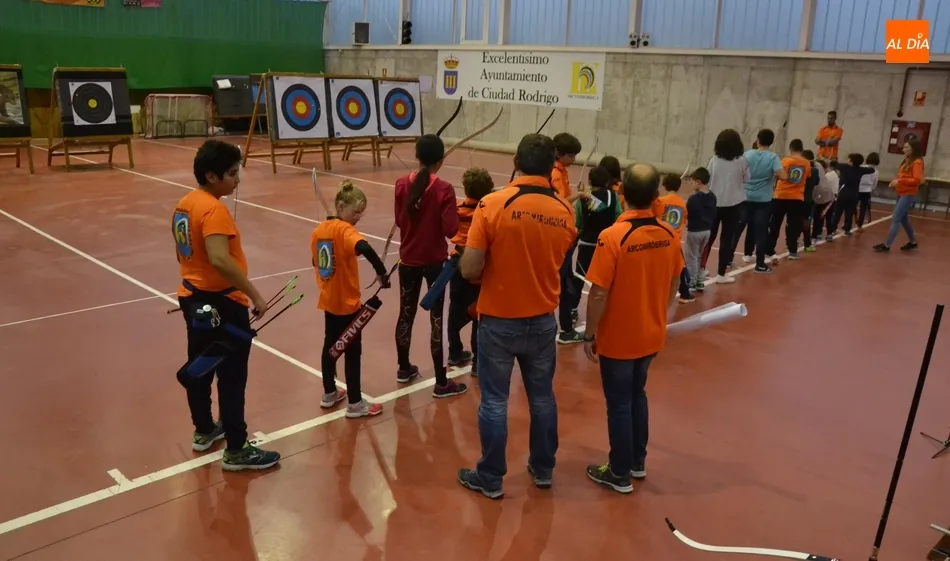 Foto 2 - V&iacute;ctor G&oacute;mez y Paola Mart&iacute;n visitan la Escuela de Tiro con Arco anim&aacute;ndose a lanzar  