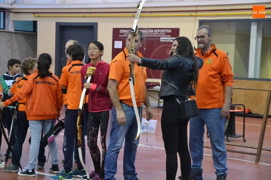 Foto 4 - V&iacute;ctor G&oacute;mez y Paola Mart&iacute;n visitan la Escuela de Tiro con Arco anim&aacute;ndose a lanzar  