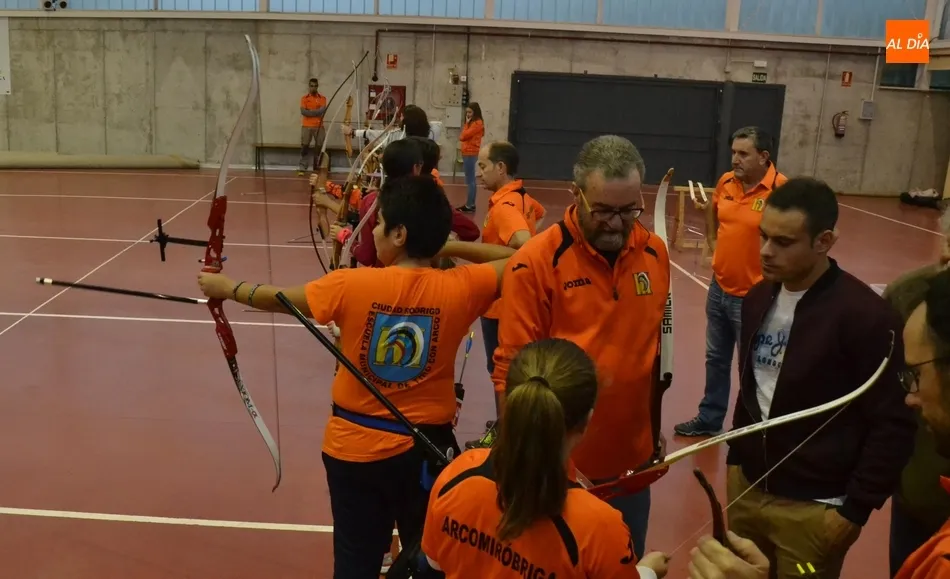 Foto 3 - V&iacute;ctor G&oacute;mez y Paola Mart&iacute;n visitan la Escuela de Tiro con Arco anim&aacute;ndose a lanzar  