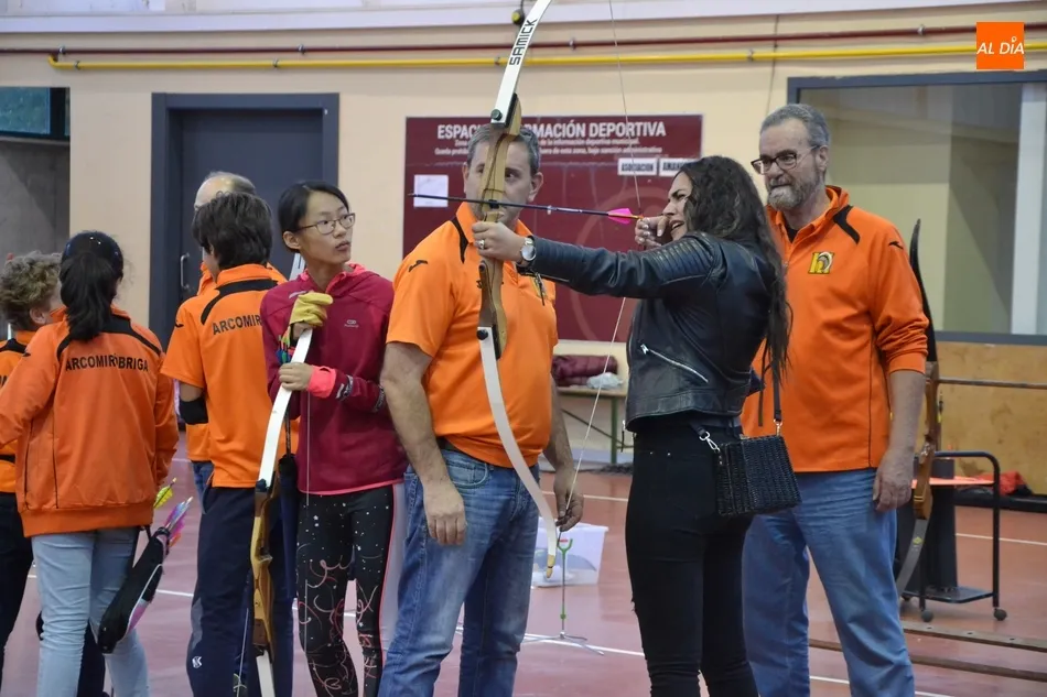 Foto 5 - V&iacute;ctor G&oacute;mez y Paola Mart&iacute;n visitan la Escuela de Tiro con Arco anim&aacute;ndose a lanzar  