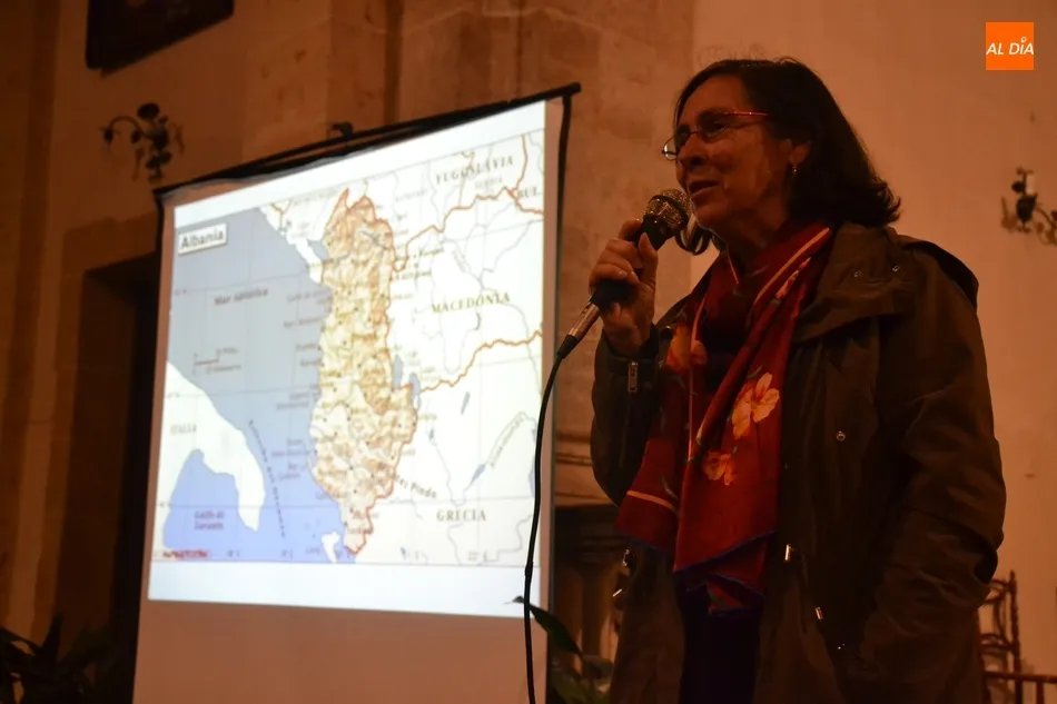 Foto 11 - Rosa Herrera&nbsp;relata en la concurrida Vigilia del Domund su experiencia misionera en Albania  