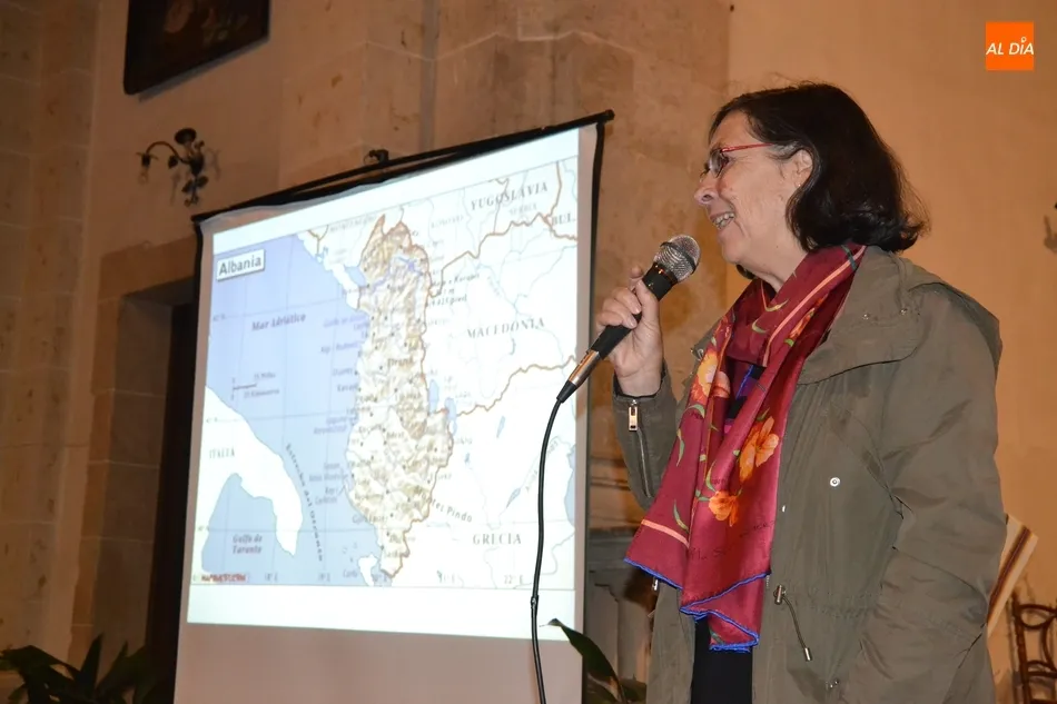 Foto 10 - Rosa Herrera&nbsp;relata en la concurrida Vigilia del Domund su experiencia misionera en Albania  