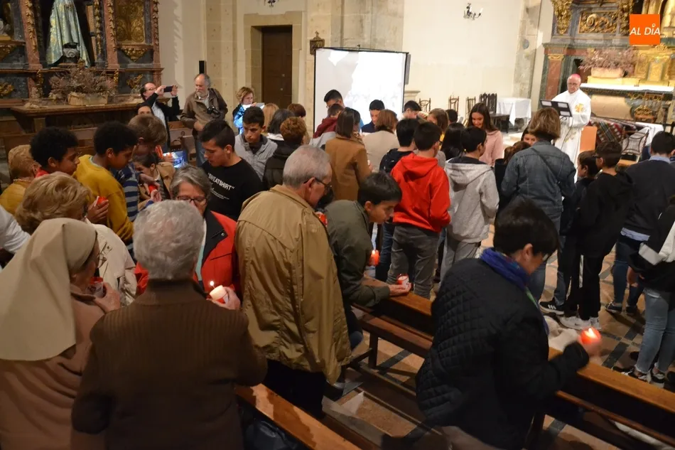 Foto 7 - Rosa Herrera&nbsp;relata en la concurrida Vigilia del Domund su experiencia misionera en Albania  