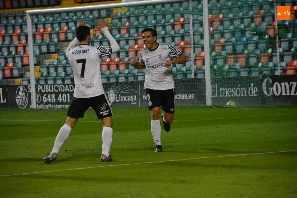 Ubis celebra un gol con Hugo