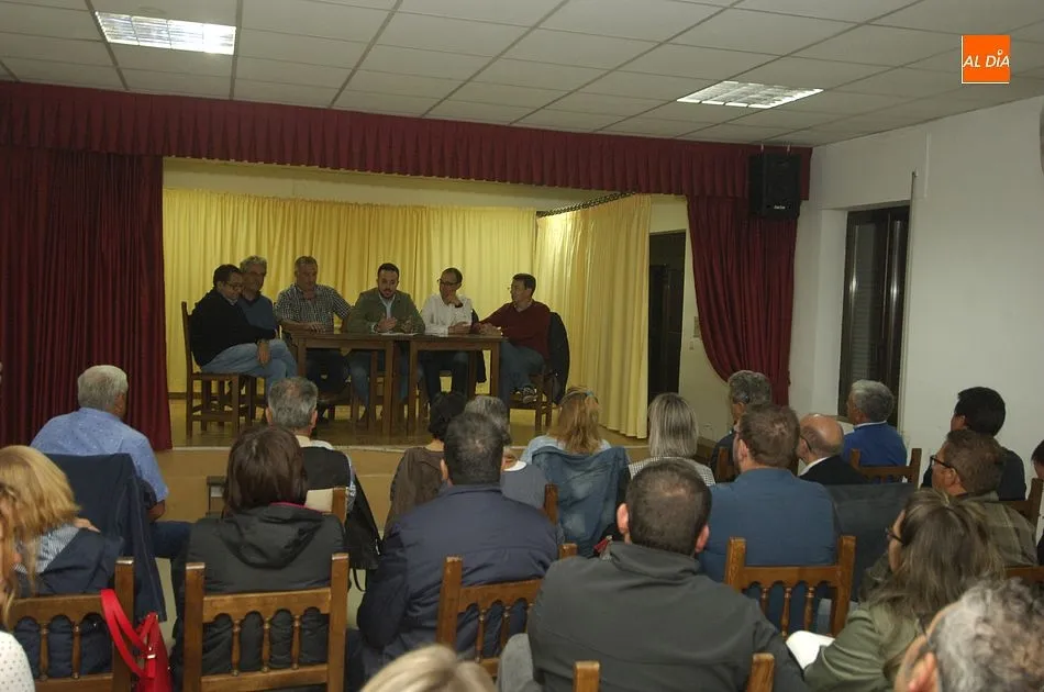 Foto 6 - Alcaldes y concejales socialistas, un&aacute;nimes a la reivindicaci&oacute;n de mejoras en comunicaciones  