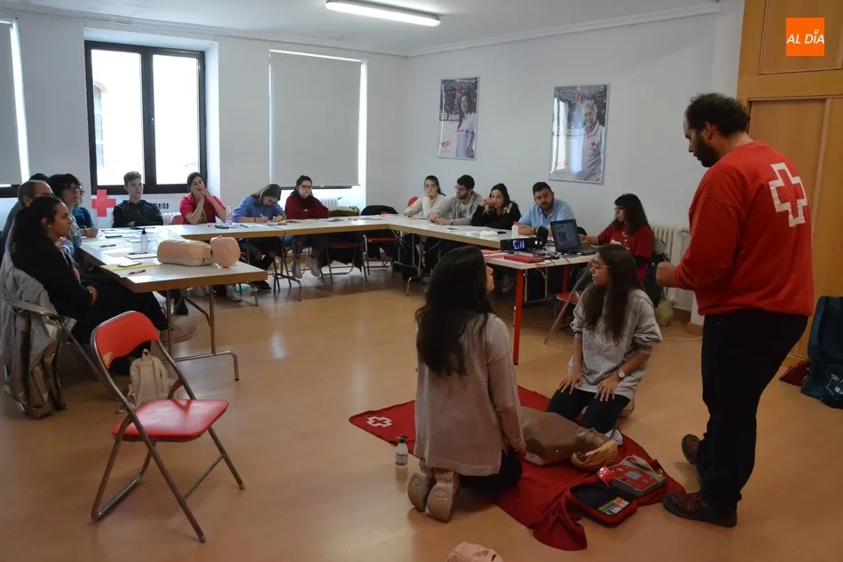Miembros de Civitas y de la familia de la Feria de Teatro se forman en el manejo de desfibriladores ...