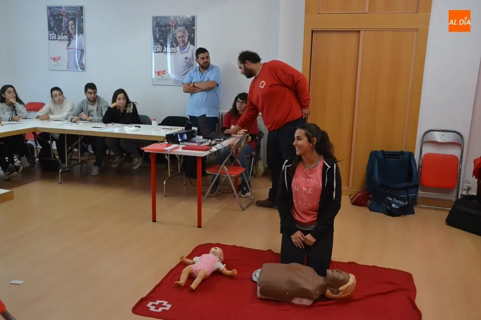 Foto 8 - Miembros de Civitas y de la familia de la Feria de Teatro se forman en el manejo de desfibriladores ...