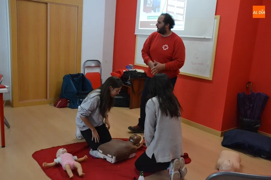 Foto 5 - Miembros de Civitas y de la familia de la Feria de Teatro se forman en el manejo de desfibriladores ...