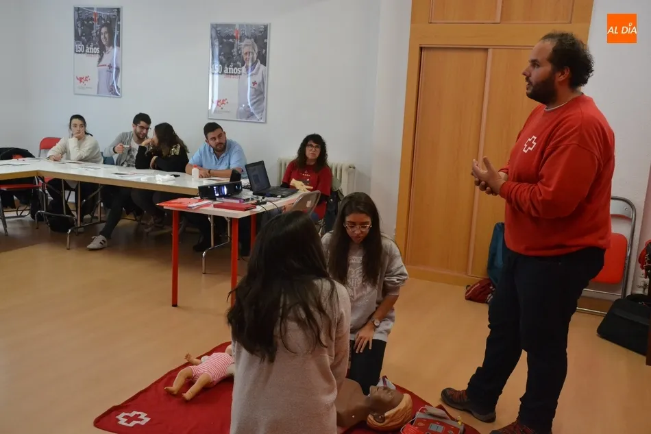 Foto 3 - Miembros de Civitas y de la familia de la Feria de Teatro se forman en el manejo de desfibriladores ...