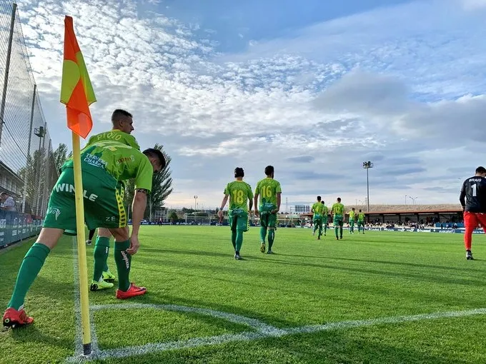 Unionistas salta al césped de Tajonar / TWITTER
