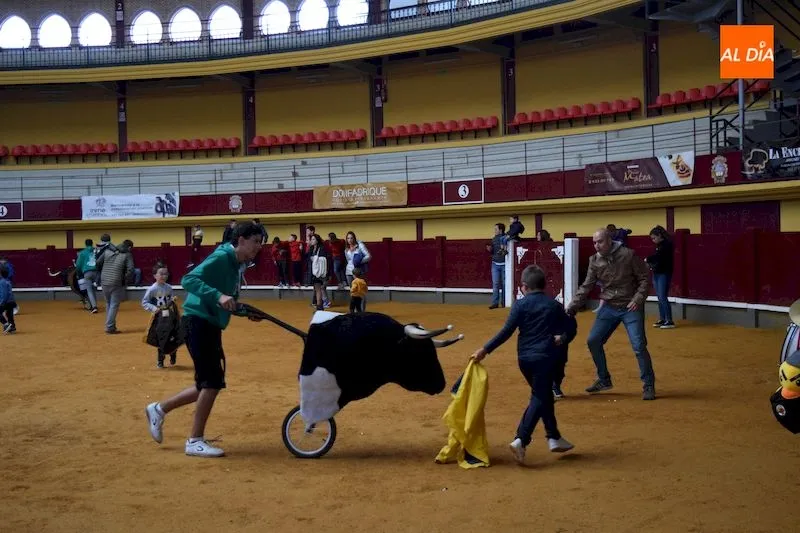 El encierro infantil partió desde la Plaza de Toros / Pedro Zaballos