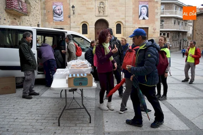 Foto 4 - Decenas de peregrinos llegan a Alba de Tormes en la quinta marcha de las II Jornadas de...