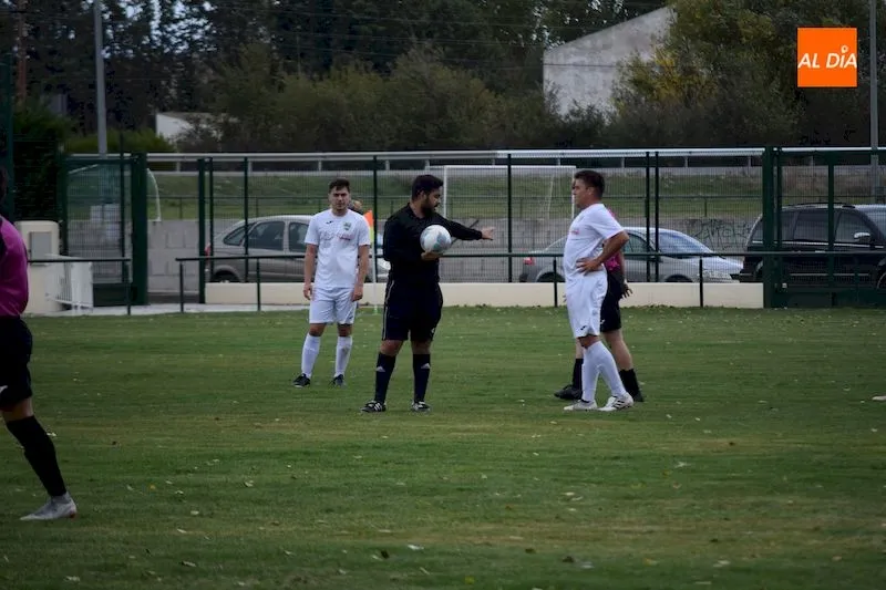 Foto 10 - El Club de F&uacute;tbol de Alba de Tormes regresa a la Provincial de Aficionados con derrota (0-2)