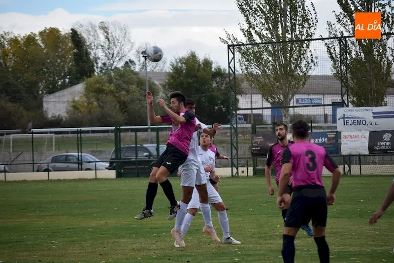 Acción del encuentro entre el Alba de Tormes CF y el Ribert / Pedro Zaballos