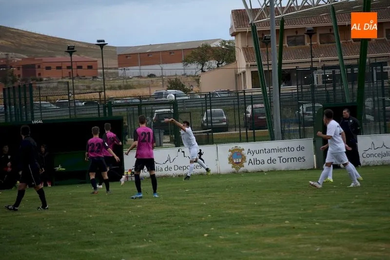 Foto 7 - El Club de F&uacute;tbol de Alba de Tormes regresa a la Provincial de Aficionados con derrota (0-2)