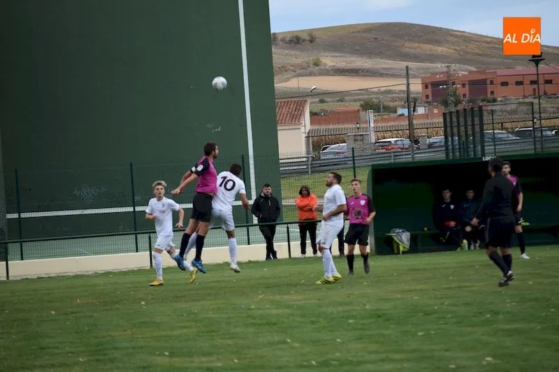 Foto 6 - El Club de F&uacute;tbol de Alba de Tormes regresa a la Provincial de Aficionados con derrota (0-2)