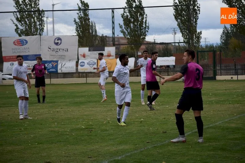 Foto 3 - El Club de F&uacute;tbol de Alba de Tormes regresa a la Provincial de Aficionados con derrota (0-2)