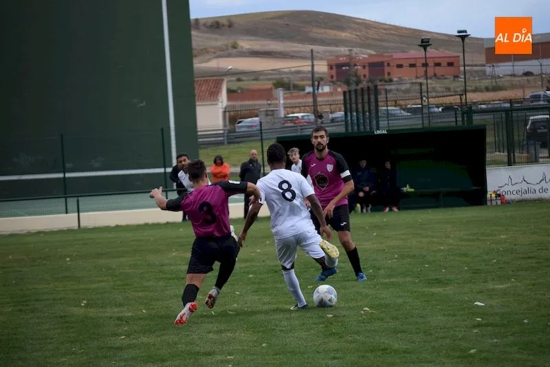 Foto 2 - El Club de F&uacute;tbol de Alba de Tormes regresa a la Provincial de Aficionados con derrota (0-2)