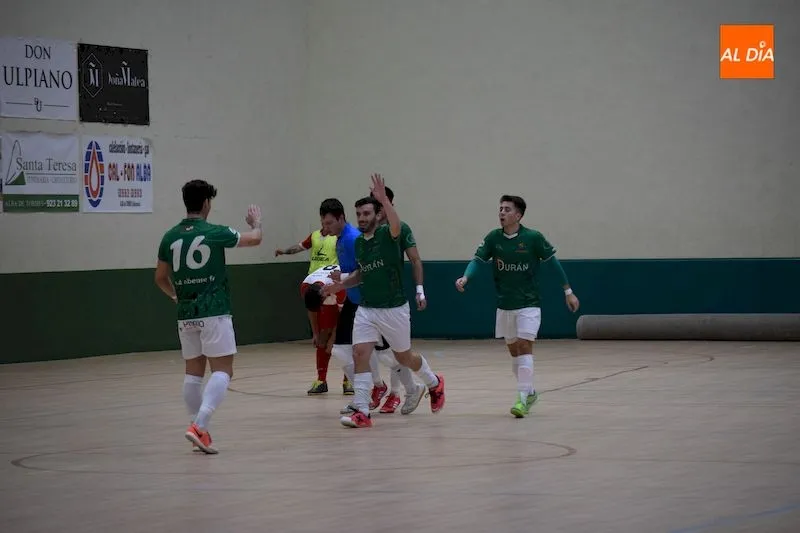 Los jugadores del Piensos Durán Albense celebran un gol / Pedro Zaballos