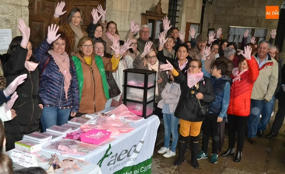 Foto 8 - La AECC &lsquo;da la cara&rsquo; un a&ntilde;o m&aacute;s contra el C&aacute;ncer de Mama, aunque a cubierto por culpa de la...