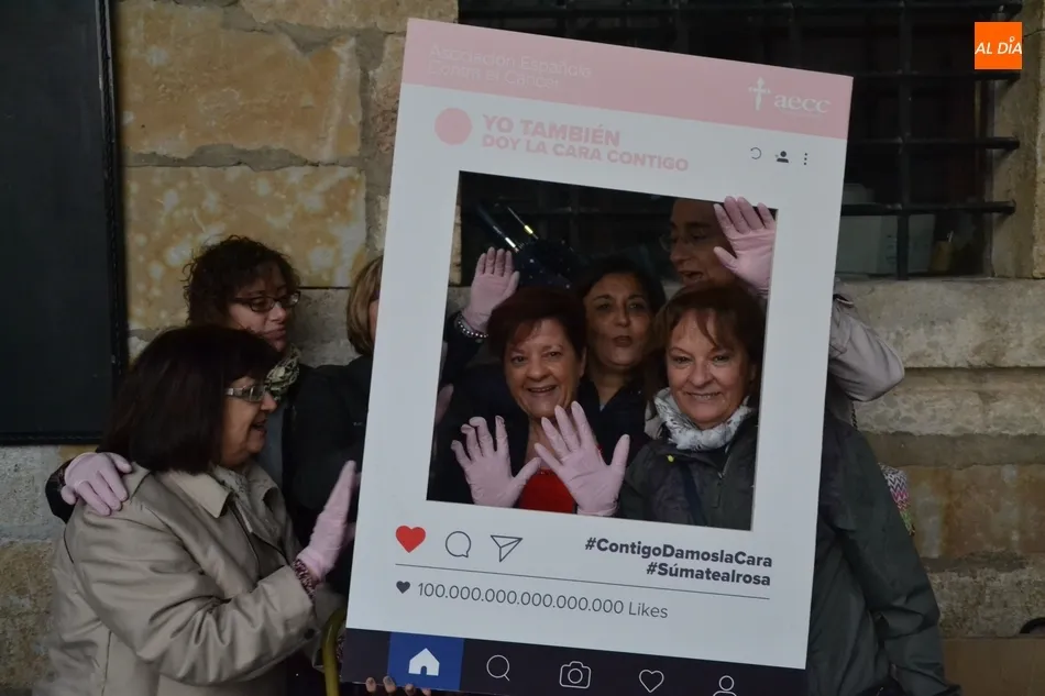 Foto 5 - La AECC &lsquo;da la cara&rsquo; un a&ntilde;o m&aacute;s contra el C&aacute;ncer de Mama, aunque a cubierto por culpa de la...