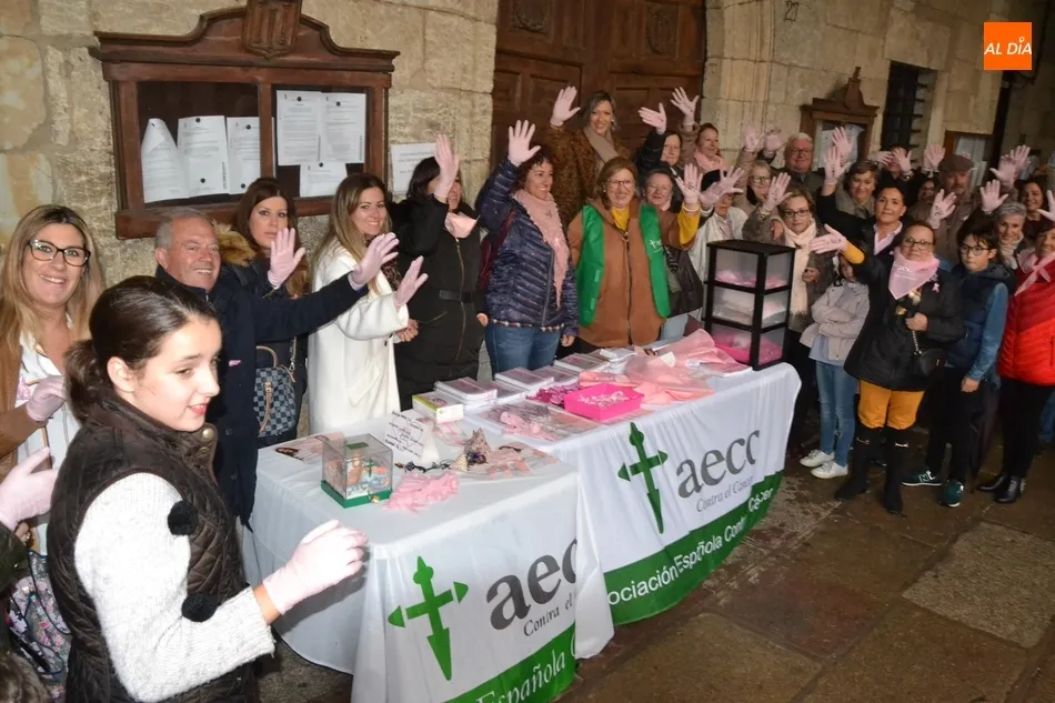 Foto 7 - La AECC &lsquo;da la cara&rsquo; un a&ntilde;o m&aacute;s contra el C&aacute;ncer de Mama, aunque a cubierto por culpa de la...