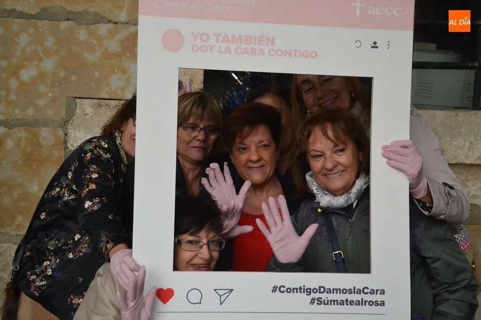 Foto 4 - La AECC &lsquo;da la cara&rsquo; un a&ntilde;o m&aacute;s contra el C&aacute;ncer de Mama, aunque a cubierto por culpa de la...