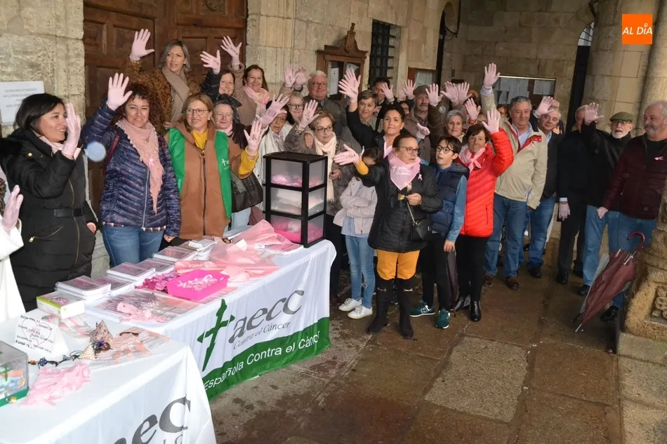 Foto 6 - La AECC &lsquo;da la cara&rsquo; un a&ntilde;o m&aacute;s contra el C&aacute;ncer de Mama, aunque a cubierto por culpa de la...