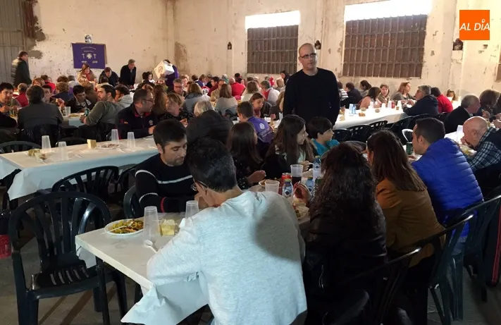 Foto 6 - La Comida de Hermandad de la cofrad&iacute;a Jes&uacute;s Nazareno re&uacute;ne en su estreno a 200 personas