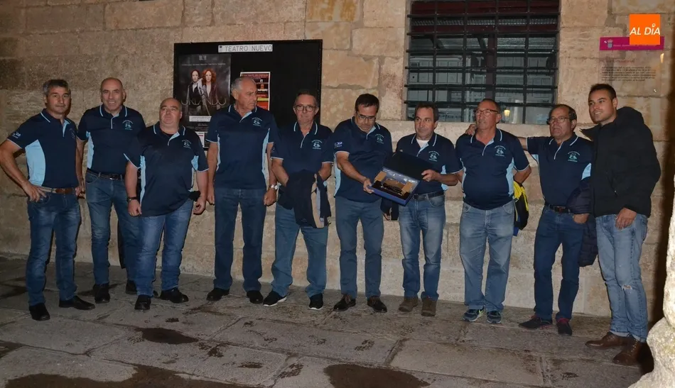 Foto 10 - Unas 90 motos toman parte en la emblem&aacute;tica ruta nocturna, que incluy&oacute; un doble homenaje  
