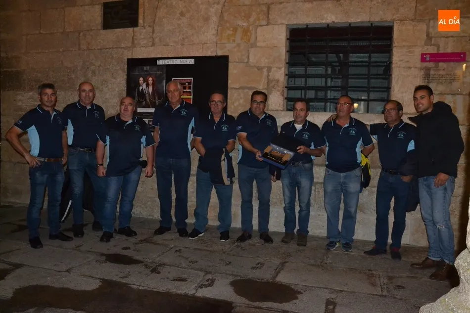 Foto 9 - Unas 90 motos toman parte en la emblem&aacute;tica ruta nocturna, que incluy&oacute; un doble homenaje  