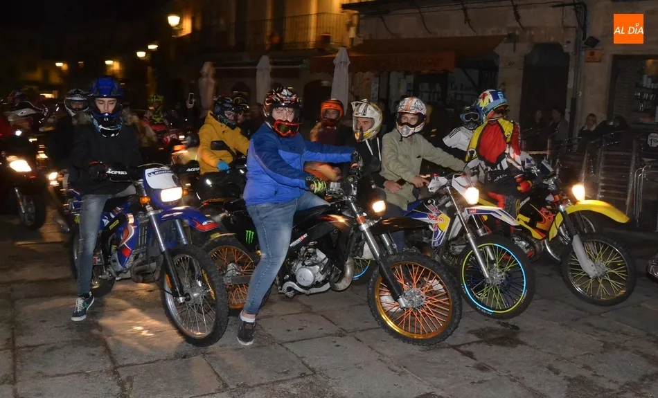 Foto 7 - Unas 90 motos toman parte en la emblem&aacute;tica ruta nocturna, que incluy&oacute; un doble homenaje  