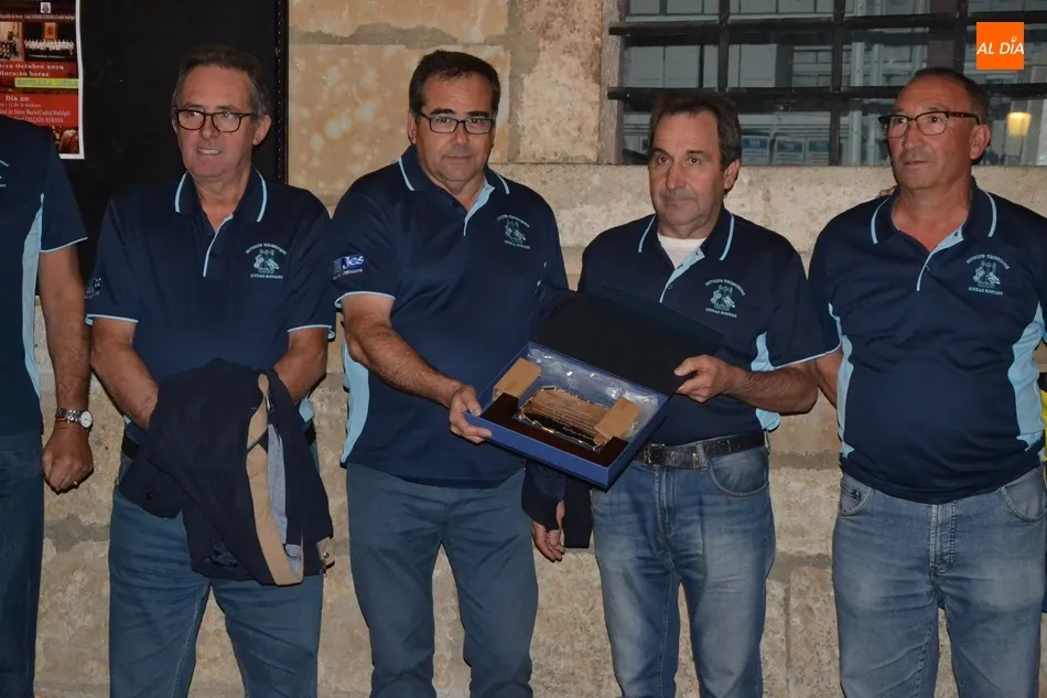 Foto 8 - Unas 90 motos toman parte en la emblem&aacute;tica ruta nocturna, que incluy&oacute; un doble homenaje  
