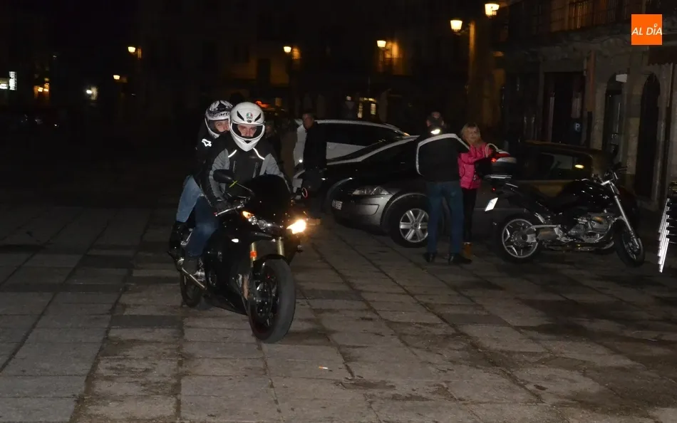 Foto 5 - Unas 90 motos toman parte en la emblem&aacute;tica ruta nocturna, que incluy&oacute; un doble homenaje  
