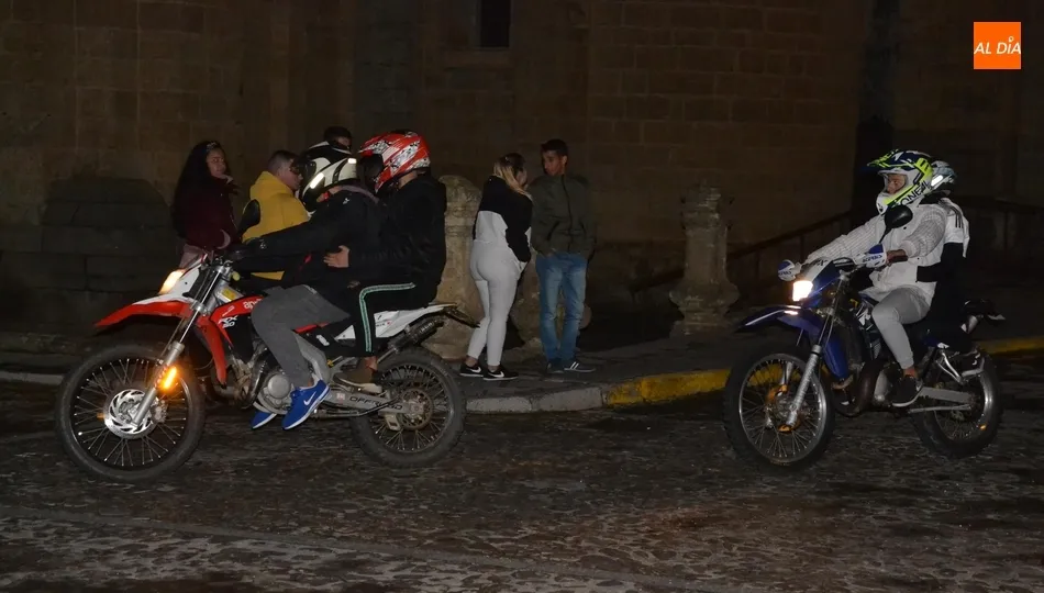 Foto 4 - Unas 90 motos toman parte en la emblem&aacute;tica ruta nocturna, que incluy&oacute; un doble homenaje  