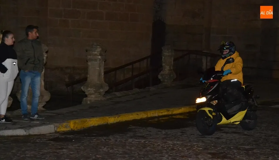 Foto 2 - Unas 90 motos toman parte en la emblem&aacute;tica ruta nocturna, que incluy&oacute; un doble homenaje  
