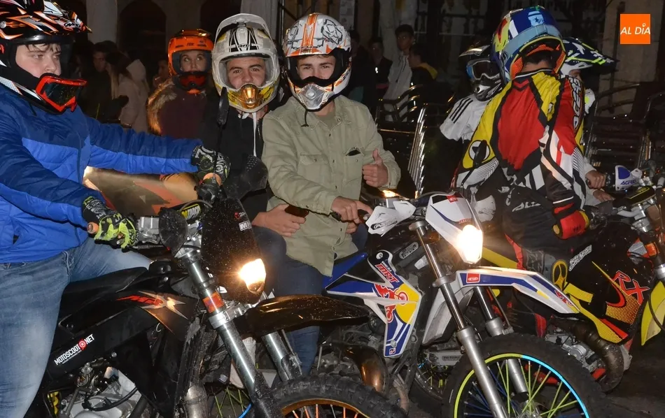 Foto 6 - Unas 90 motos toman parte en la emblem&aacute;tica ruta nocturna, que incluy&oacute; un doble homenaje  