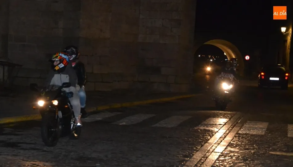 Foto 3 - Unas 90 motos toman parte en la emblem&aacute;tica ruta nocturna, que incluy&oacute; un doble homenaje  
