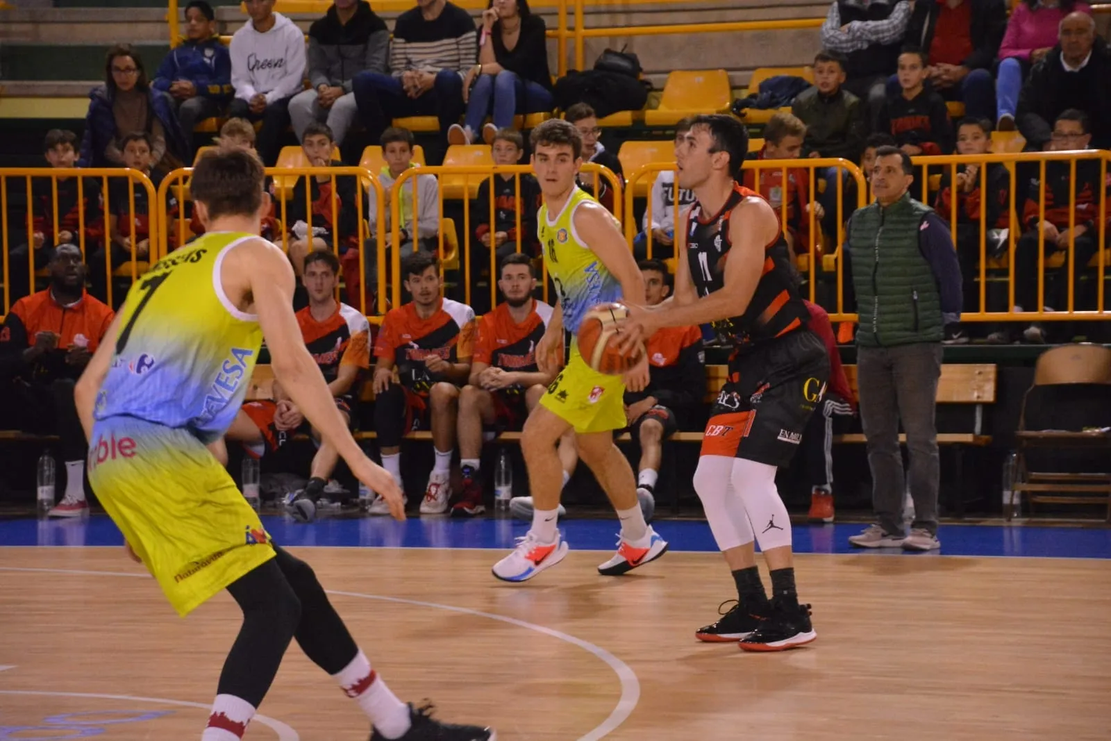 Foto 2 - El &Oacute;bila puede con un CB Tormes&nbsp;romo en la pintura (54-81)  