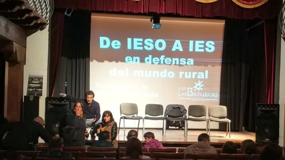 Reunión del AMPA en el Teatro de La AlbercaA