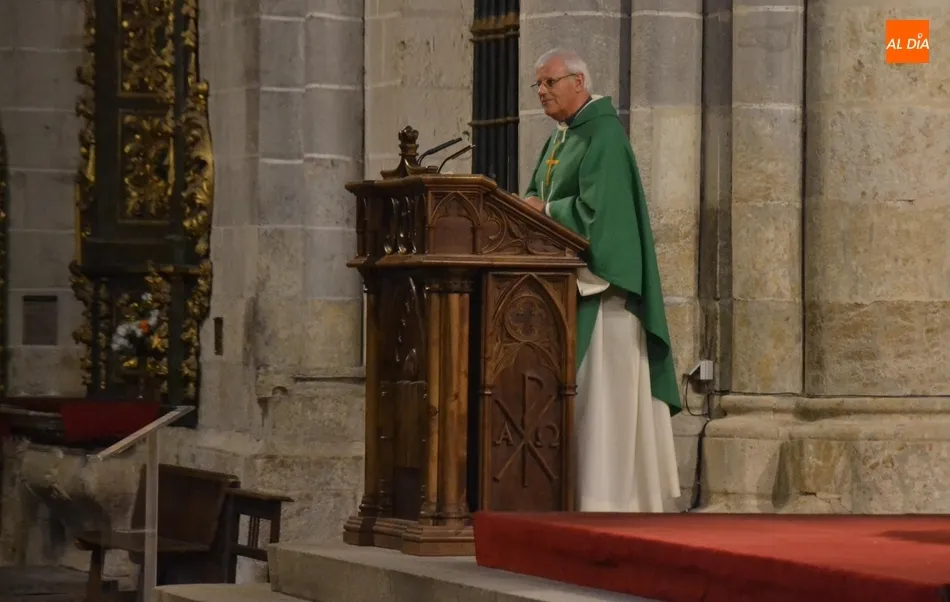 Foto 10 - La Coral portuguesa Cal&ccedil;ada Romana anima la misa dominical en la Catedral  