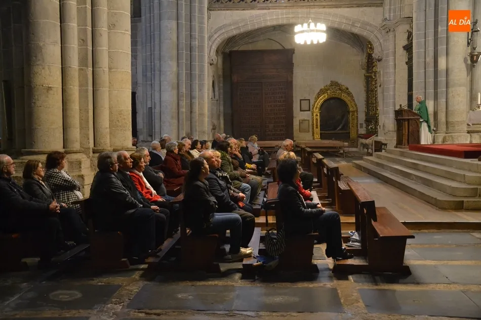 Foto 9 - La Coral portuguesa Cal&ccedil;ada Romana anima la misa dominical en la Catedral  