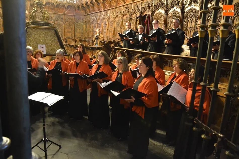 Foto 6 - La Coral portuguesa Cal&ccedil;ada Romana anima la misa dominical en la Catedral  