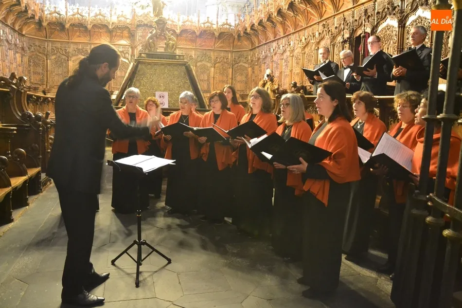 Foto 8 - La Coral portuguesa Cal&ccedil;ada Romana anima la misa dominical en la Catedral  