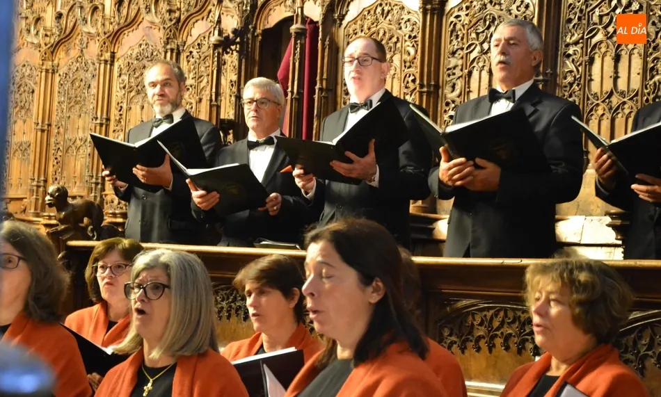 Foto 5 - La Coral portuguesa Cal&ccedil;ada Romana anima la misa dominical en la Catedral  