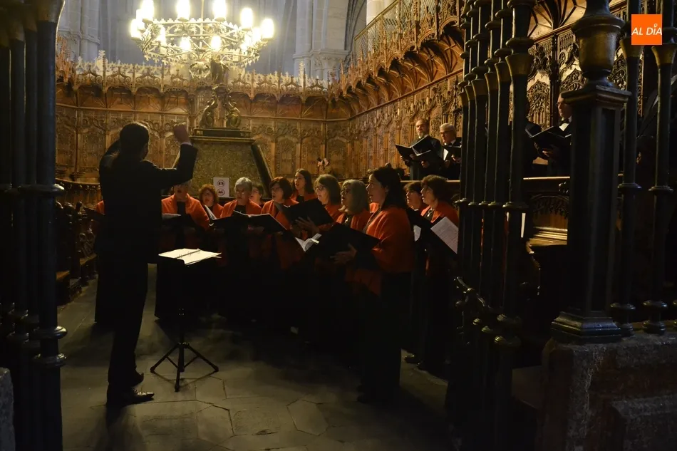 Foto 3 - La Coral portuguesa Cal&ccedil;ada Romana anima la misa dominical en la Catedral  