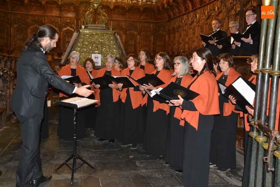 Foto 2 - La Coral portuguesa Cal&ccedil;ada Romana anima la misa dominical en la Catedral  